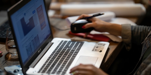 Computador personalizado em montagem